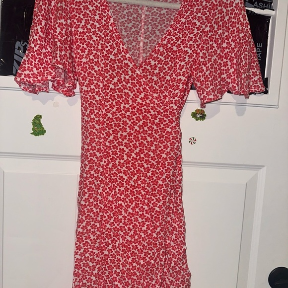 Billabong Red and White Floral Blouse - Picture 2 of 9